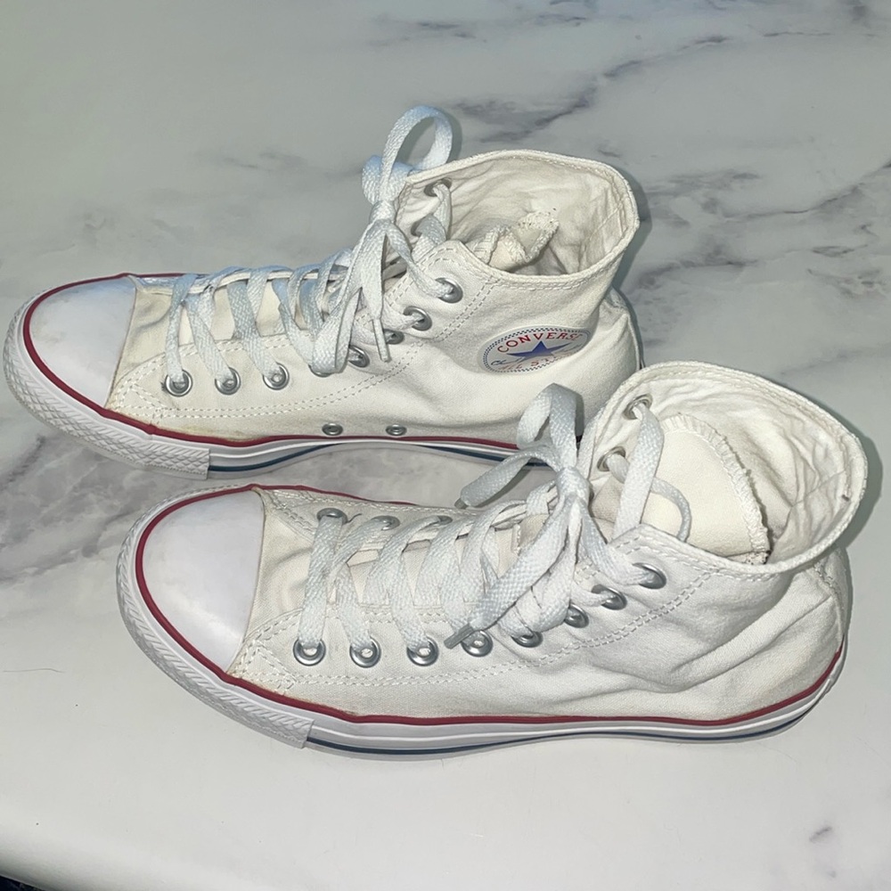 Women’s 9 white high top Chuck Taylor All Star converse shoes